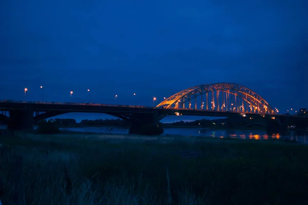 Il Waalbridge Nijmegen durante la notte — Foto Stock
