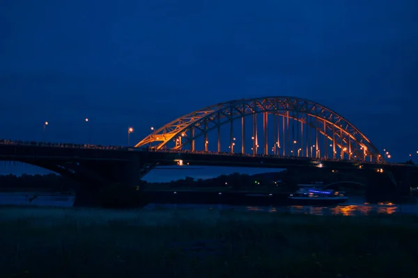 Il Waalbridge Nijmegen durante la notte — Foto Stock