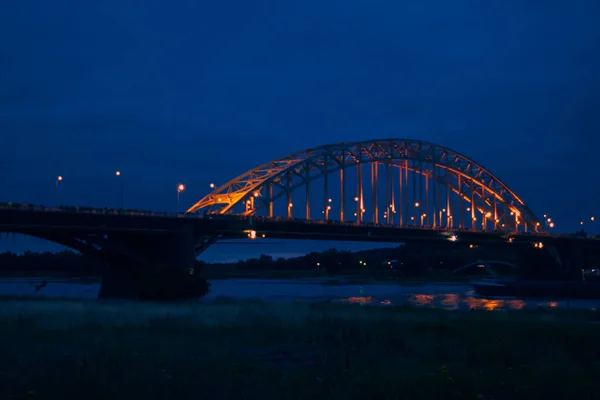 Il Waalbridge Nijmegen durante la notte — Foto Stock