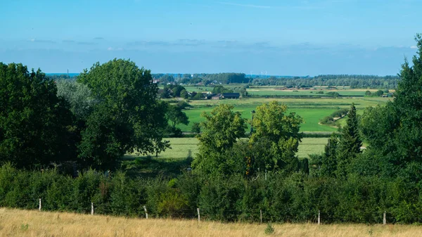 Malý kopec před krajinou — Stock fotografie