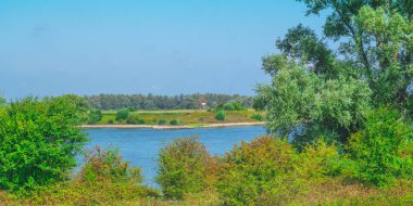 Önündeki Waal Nehri