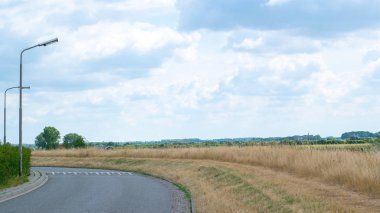 bir dyke yanında yol