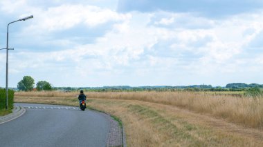 bir dyke yanında yol