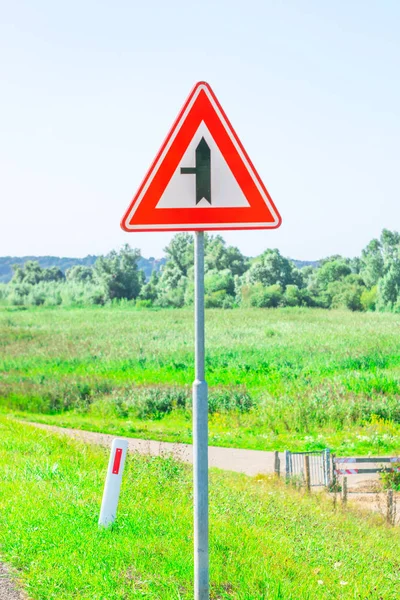 Hlavní strana vlevo priorita označení silničního provozu — Stock fotografie