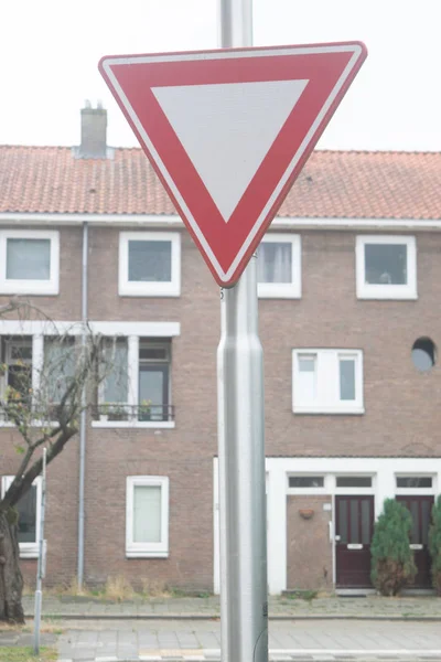 Holenderski znak drogowy: nadaj priorytet — Zdjęcie stockowe