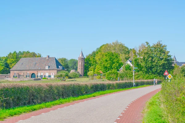 Holländische Straße im Dorf ooij Niederlande — Stockfoto