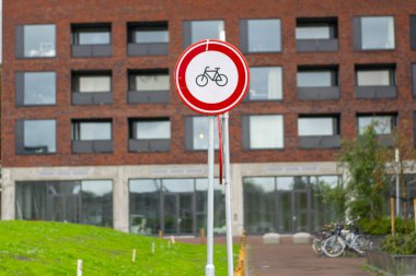 Hollanda yol işareti: Bisikletler için erişim yok
