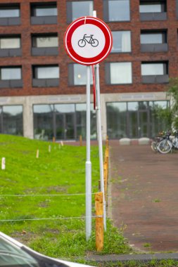 Hollanda yol işareti: Bisikletler için erişim yok