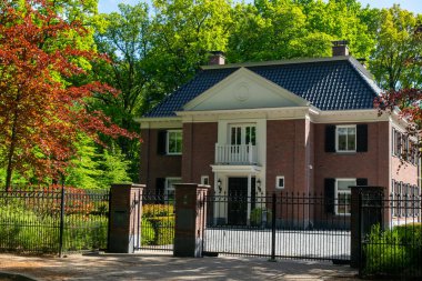 Nijmegen, Gelderland 5 Mayıs 2020: Ormandaki yolun yanındaki Hollanda evi