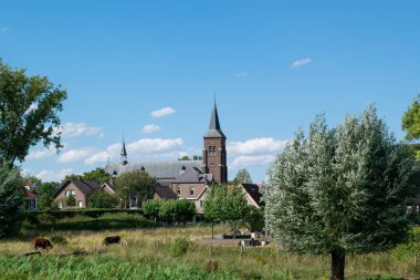 Hollanda 'nın Gelderland kentindeki Waal nehrinin taşmasını önlemek için bir hendek tarafından korunan geleneksel Hollanda köyü Ooij