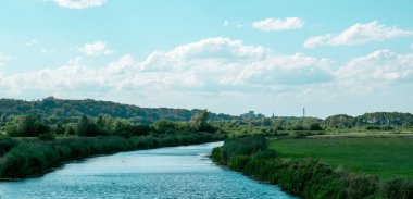 Hollanda 'nın Nijmegen, Hollanda yakınlarındaki Ooijpolder bölgesinde küçük bir nehir.