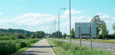 Hollanda polen çayırında bisiklet yolu