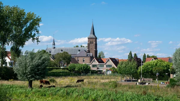 Traditioneel Nederlands Dorp Ooij Beschermd Door Een Dijk Ter Voorkoming — Stockfoto