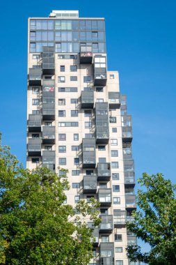 TILBURG, BRABANT, 6 Eylül 2020: The Stadsheer (Şehir Lordu), Tilburg merkezindeki 101 metre yüksekliğindeki konut kulesi. Bina Tilburg 'un en yüksek ikinci binasıdır..