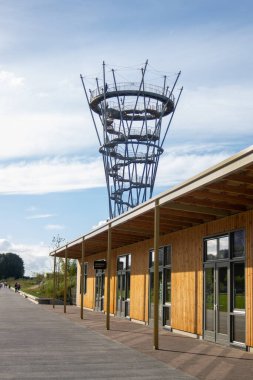 TILBURG, NORTH BRABANT, NETHERLANDS - 6 Eylül 2020: İnsanlar Spoorpark 'taki Kempen kulesinin tepesinden (Demiryolu Parkı) manzaranın keyfini çıkarıyorlar.