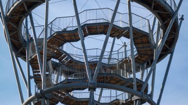 TILBURG, NORTH BRABANT, NETHERLANDS - 6 Eylül 2020: İnsanlar Spoorpark 'taki Kempen kulesinin tepesinden (Demiryolu Parkı) manzaranın keyfini çıkarıyorlar.