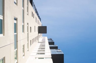 TILBURG, BRABANT, 6 Eylül 2020: The Stadsheer (Şehir Lordu), Tilburg merkezindeki 101 metre yüksekliğindeki konut kulesi. Bina Tilburg 'un en yüksek ikinci binasıdır..
