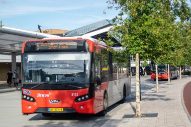 TILBURG, BRABANT, 6 Eylül 2020: Bravo otobüsü Hollanda Brabant 'taki Tilburg merkez istasyonunda durdu
