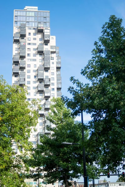 TILBURG, BRABANT, 6 Eylül 2020: The Stadsheer (Şehir Lordu), Tilburg merkezindeki 101 metre yüksekliğindeki konut kulesi. Bina Tilburg 'un en yüksek ikinci binasıdır..