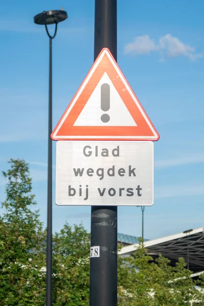 Holenderski Znak Drogowy Ostrzeżenie Śliska Nawierzchnia Drogi Mroźną Pogodę — Zdjęcie stockowe