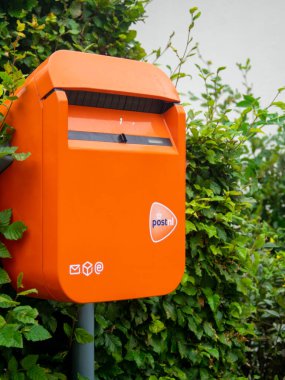 RESSEN, GELDERLAND, 9 Eylül 2020: Hollanda postası için Ünlü Turuncu Posta Kutusu