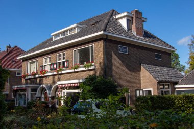 Hollanda 'da tipik bir Hollanda evi manzarası