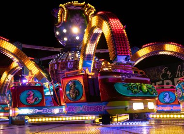 NIJMEJEN, NETHERLANDS, 29 Eylül 2020: Nijmegen 'deki lunaparkta' Power Polyp 'in Gece Fotoğrafı