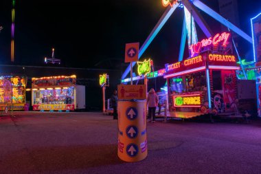 NIJMEGEN, NETHERLANDS, 29 Eylül 2020: Bir pandemik sırasında uzun pozlama Gece Fotoğrafı, 1,5 metre mesafeyi korumak için metin ile imzalayın.
