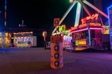 NIJMEGEN, NETHERLANDS, 29 Eylül 2020: Bir pandemik sırasında uzun pozlama Gece Fotoğrafı, 1,5 metre mesafeyi korumak için metin ile imzalayın.