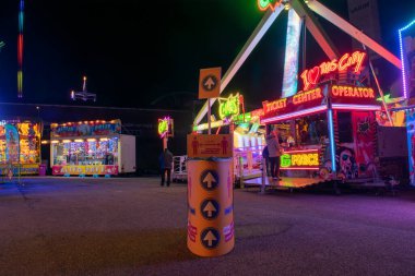 NIJMEGEN, NETHERLANDS, 29 Eylül 2020: Bir pandemik sırasında uzun pozlama Gece Fotoğrafı, 1,5 metre mesafeyi korumak için metin ile imzalayın.