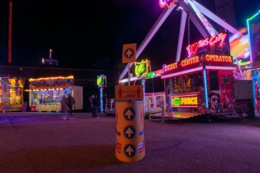 NIJMEGEN, NETHERLANDS, 29 Eylül 2020: Bir pandemik sırasındaki uzun poziyon Gecesi Fotoğrafı, 1,5 metre mesafeyi korumak için metinle imzala.