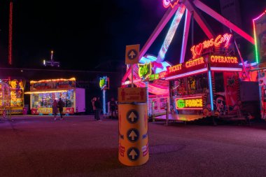 NIJMEGEN, NETHERLANDS, 29 Eylül 2020: Bir pandemik sırasındaki uzun poziyon Gecesi Fotoğrafı, 1,5 metre mesafeyi korumak için metinle imzala.