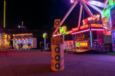 NIJMEGEN, NETHERLANDS, 29 Eylül 2020: Bir pandemik sırasındaki uzun poziyon Gecesi Fotoğrafı, 1,5 metre mesafeyi korumak için metinle imzala.