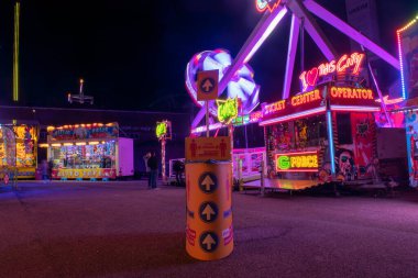 NIJMEGEN, NETHERLANDS, 29 Eylül 2020: Bir pandemik sırasındaki uzun poziyon Gecesi Fotoğrafı, 1,5 metre mesafeyi korumak için metinle imzala.