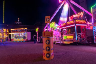 NIJMEGEN, NETHERLANDS, 29 Eylül 2020: Bir pandemik sırasındaki uzun poziyon Gecesi Fotoğrafı, 1,5 metre mesafeyi korumak için metinle imzala.