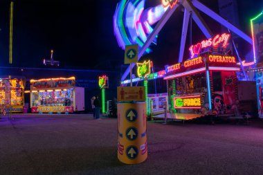 NIJMEGEN, NETHERLANDS, 29 Eylül 2020: Bir pandemik sırasındaki uzun poziyon Gecesi Fotoğrafı, 1,5 metre mesafeyi korumak için metinle imzala.