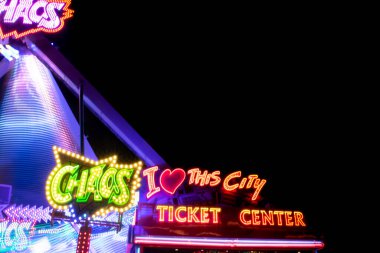 NIJMEGEN, NETHERLANDS, 29 Eylül 2020: Nijmegen, Gelderland 'deki lunaparkta' Kaos 'un uzun pozlu gece fotoğrafı