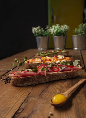   ahşap masada üç kanepeler