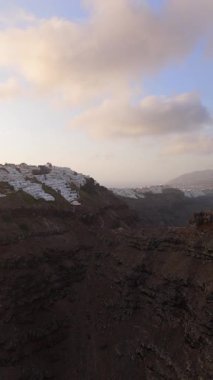 Nefes kesen manzara kayalık kayalıkların ve beyazlatılmış köylerin büyüleyici manzarasını gün batımında renkli bir gökyüzünün altında sergiliyor, doğanın inanılmaz harikalarını güzel bir şekilde yansıtıyor.