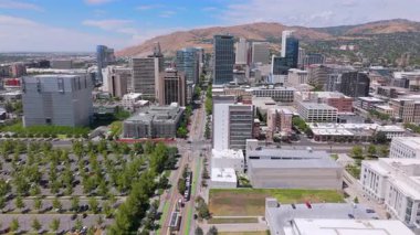 Kesinlikle göz kamaştırıcı bir hava manzarası muhteşem dağlarla çevrili canlı bir şehir manzarasını çok sayıda yaratıcı proje ve sanatsal gayret için ideal kılıyor.