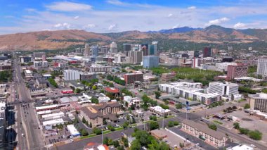 Salt Lake City 'nin nefes kesici hava manzaralarını keşfedin. Göz kamaştırıcı bir ufuk çizgisi, etrafındaki güzel dağları ve bu şehri gerçekten eşsiz ve pitoresk yapan canlı şehir manzarasını gözler önüne serin.