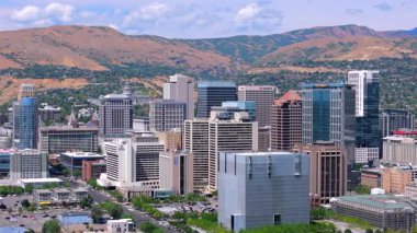 Utah 'ta bulunan Salt Lake City' nin canlı ufuk çizgisini güzel bir şekilde gözler önüne seren çarpıcı hava görüntüleri, manzarayı güzelleştiren nefes kesici ve nefes kesici dağ arkaplanlarına karşıdır.