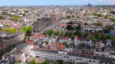Çarpıcı ve büyüleyici hava görüntüleri canlı ve eşsiz Amsterdam şehrini gösteriyor. Hem tarihi binalar hem de yemyeşil yeşilliklerin etkileyici bir karışımı büyüleyici bir atmosfer yaratıyor.