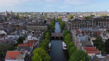 Göz kamaştırıcı hava görüntüleri Amsterdam 'ın büyüleyici kanallarını ve eşsiz mimarisini güzel bir şekilde sergiliyor ve hem seyahat meraklıları hem de mimari aşıklar için özellikle ilgi çekici kılıyor.