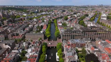 Çarpıcı hava görüntüleri, Amsterdam 'ın canlı mimarisi ve pitoresk kanallarını güzel bir şekilde sergiliyor. Tüm seyahat ve şehir meraklıları için bir hedef olmalı.