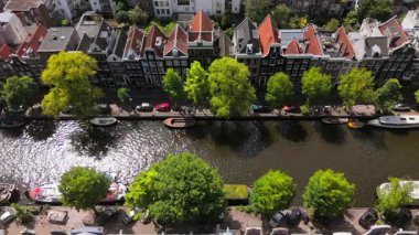 Çarpıcı hava görüntüleri Amsterdam 'ın büyüleyici kanallarını, yemyeşil bahçesini, eşsiz mimarisini ve güzel kanal evlerini yakalıyor. Bu canlı şehrin cazibesini vurguluyor.