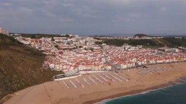 Çarpıcı insansız hava aracı görüntüleri Nazare Sahili 'nin güzelliğini yakalıyor. Ünlü dalgalarını ve Portekiz' in büyüleyici sahil kasabasını gözler önüne seriyor.