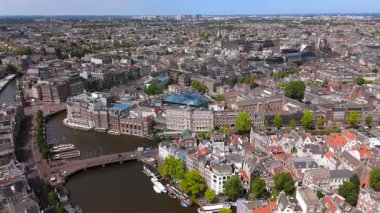 Hava çekimleri Amsterdam kanallarını, mimariyi ve yeşilliği ön plana çıkararak, gezginler ve fotoğrafçılar için yaşam dolu cazibesini ve eşsiz atmosferini yakalamak için bunu bir ziyaret aracı haline getiriyor.