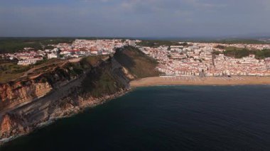 Nazare, Portekiz 'in çarpıcı hava manzaralarını keşfedin. Resimli kıyı şeridini ve canlı şehir manzarasını sergileyin.