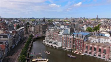 Amsterdam 'ın nefes kesici hava görüntüleri, ikonik kanallarını, tarihi mimarisini ve bu güzel Avrupa hedefinin özünü yansıtan canlı şehir yaşamını kusursuz bir şekilde gözler önüne seriyor.